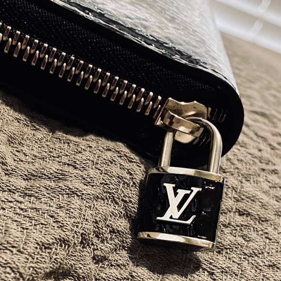 🦄🦄 Louis Vuitton Python Zippy 🦄🦄 - Picture 5 of 16